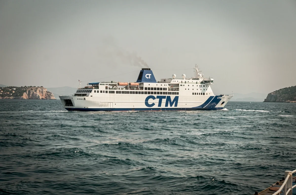Ferry CTM en pleine mer vu de profil avec sa livrée blanche et bleue sur les eaux méditerranéennes