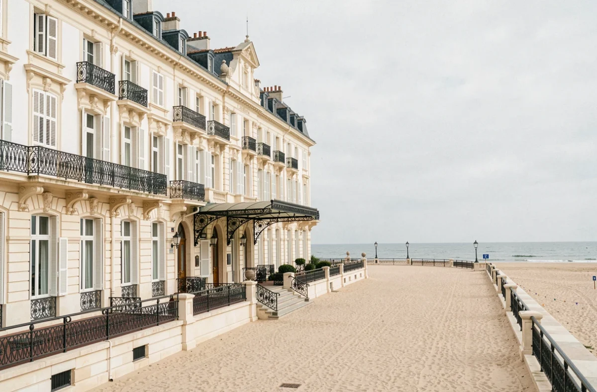 La majestueuse façade Belle Époque du Grand Hôtel Cabourg MGallery donnant sur la promenade et la plage normande