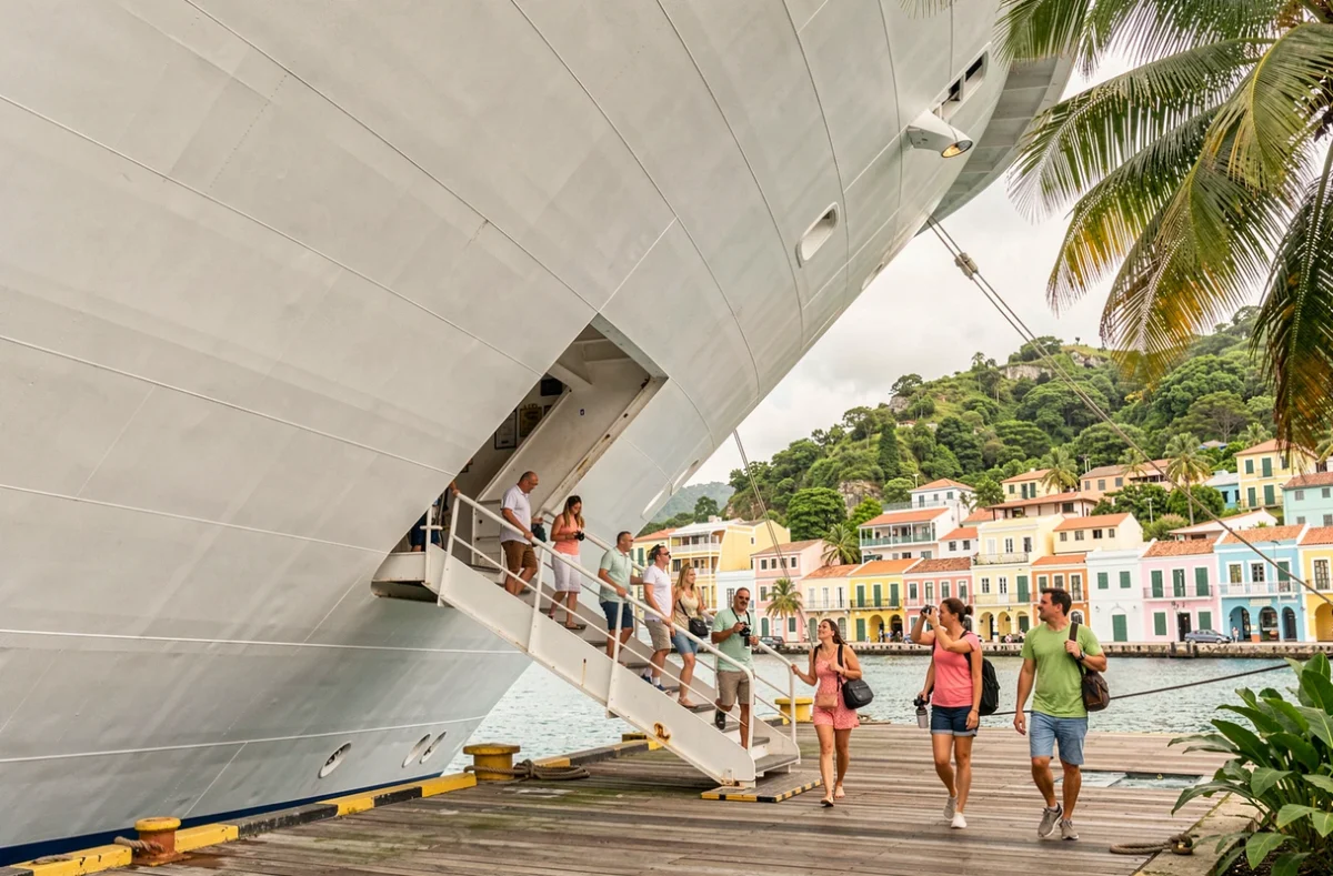 Paquebot de croisière tour du monde amarré dans un port tropical exotique avec des passagers descendant à terre